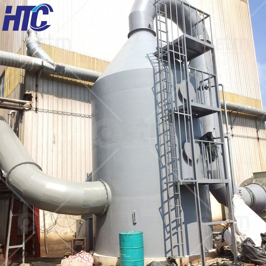 Hệ thống tháp xử lý khí với đường ống kết nối trong công nghiệp
